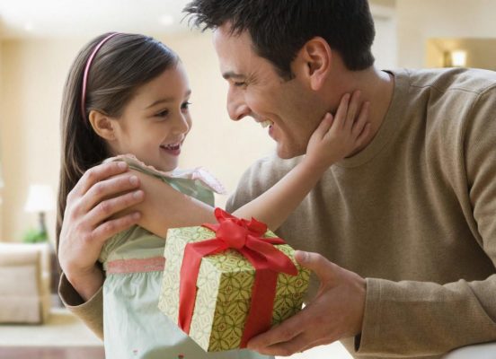 Động viên bằng các món quà nhỏ khi trẻ biết khắc phục tính trì hoãn