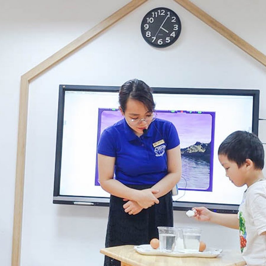 Các bạn nhỏ tự tin thuyết trình về kế hoạch “Giải cứu trứng rùa” tại lớp học FasTracKids STEM